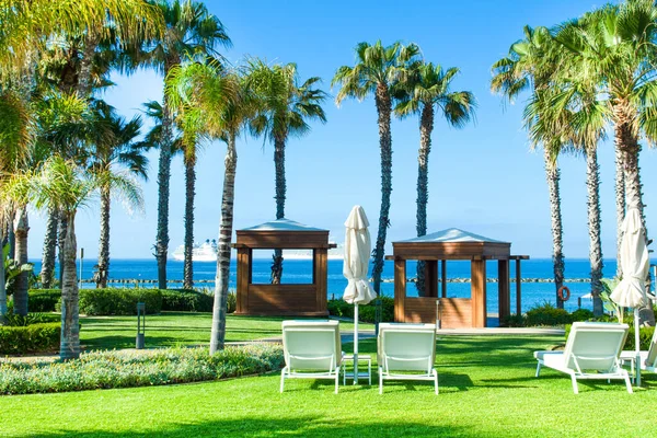 Kıbrıs adasındaki Akdeniz kıyısında gündoğumu plaj manzarası 