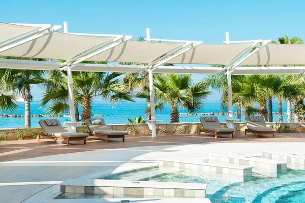 Limassol Cyprus Mei 2021 Zwembad Luxe Hotel Met Ligbedden Schaduw — Stockfoto