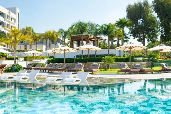 Limassol Cyprus Mei 2021 Zwembad Luxe Modern Hotel Met Ligbedden — Stockfoto