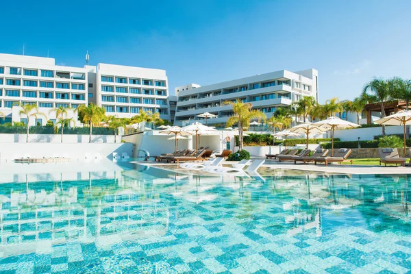 Limassol Zypern Mai 2021 Poolbereich Luxushotel Mit Liegestühlen Schatten Von — Stockfoto