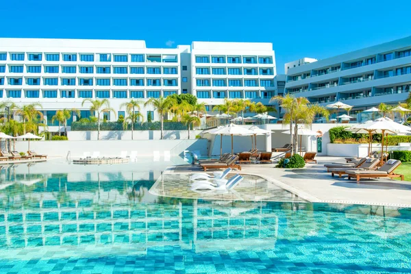 Limassol Cyprus Mei 2021 Zwembad Luxe Modern Hotel Met Ligbedden — Stockfoto