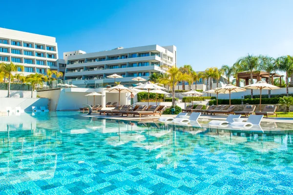 Limassol Chipre Maio 2021 Área Piscina Luxuoso Hotel Moderno Costa — Fotografia de Stock