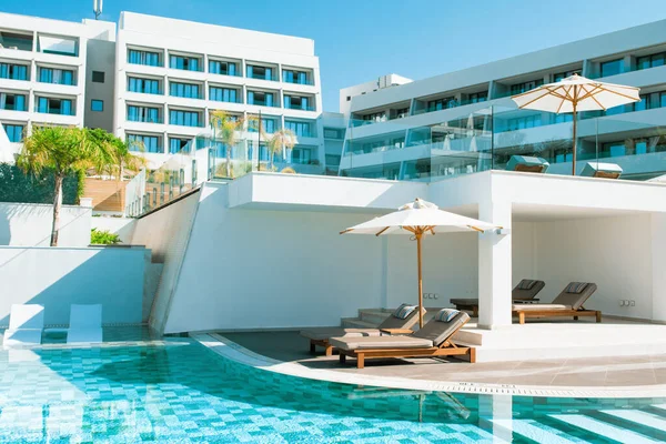Limassol Zypern Mai 2021 Poolbereich Luxushotel Mit Liegestühlen Schatten Der — Stockfoto