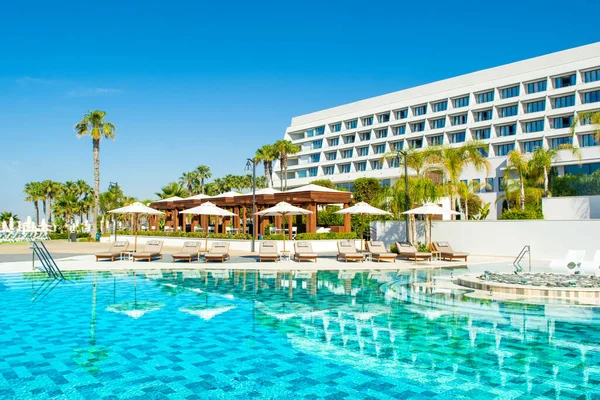 Λεμεσός Κύπρος Μαΐου 2021 Πισίνα Πολυτελές Ξενοδοχείο Ξαπλώστρες Στη Σκιά — Φωτογραφία Αρχείου