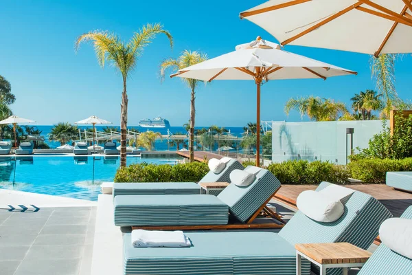 Limassol Zypern Mai 2021 Poolbereich Einem Modernen Luxushotel Mit Liegestühlen — Stockfoto