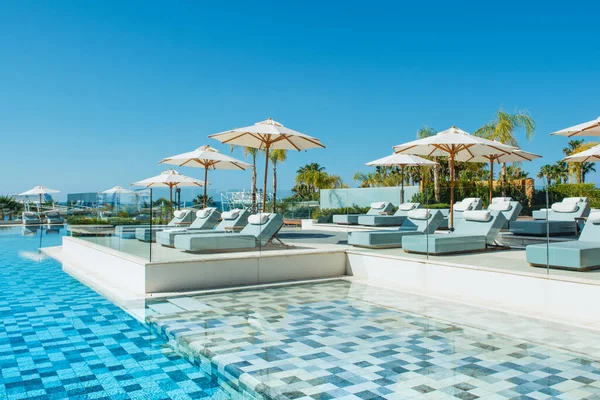 Limassol Zypern Mai 2021 Poolbereich Modernem Luxushotel Der Mittelmeerküste — Stockfoto