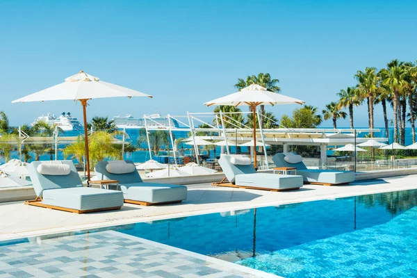 Limassol Zypern Mai 2021 Poolbereich Modernem Luxushotel Der Mittelmeerküste — Stockfoto