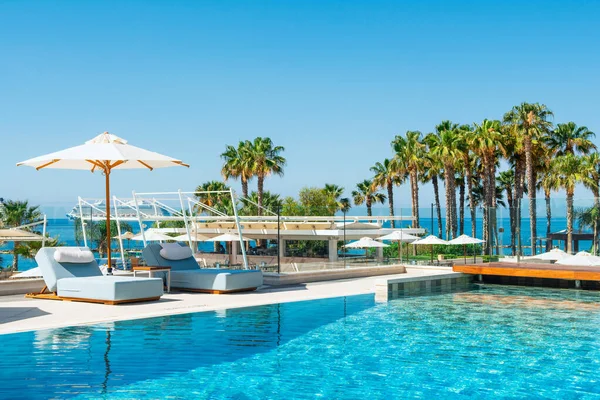 Limassol Zypern Mai 2021 Poolbereich Modernem Luxushotel Der Mittelmeerküste — Stockfoto