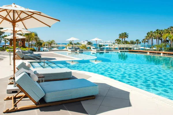 Λεμεσός Κύπρος Μαΐου 2021 Πισίνα Πολυτελές Ξενοδοχείο Στις Ακτές Της — Φωτογραφία Αρχείου