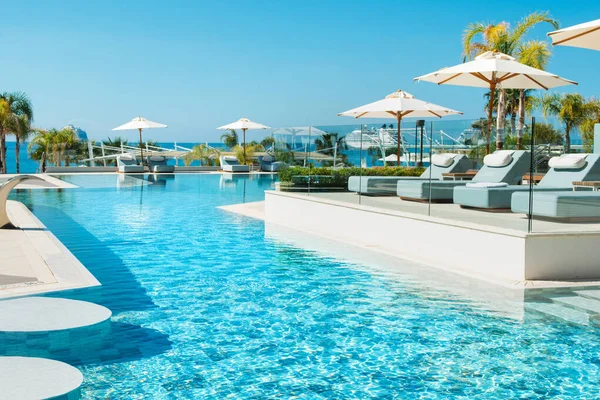 Limassol Zypern Mai 2021 Poolbereich Einem Modernen Luxushotel Mit Liegestühlen — Stockfoto