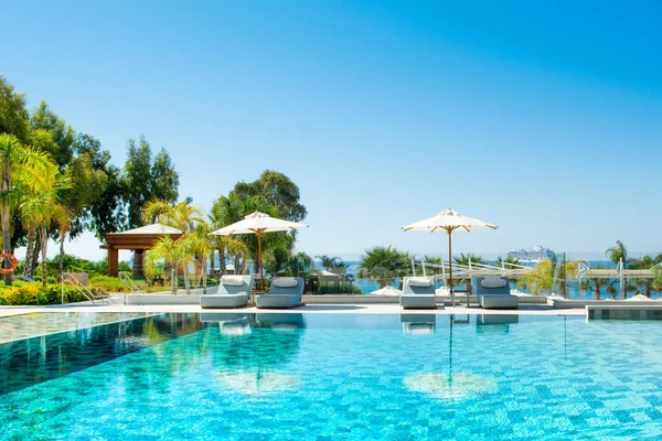 Limassol Chipre Maio 2021 Área Piscina Luxuoso Hotel Moderno Costa — Fotografia de Stock