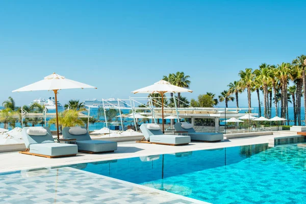 Λεμεσός Κύπρος Μαΐου 2021 Πισίνα Πολυτελές Ξενοδοχείο Στις Ακτές Της — Φωτογραφία Αρχείου