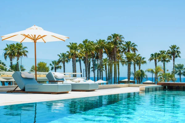 Limassol Zypern Mai 2021 Poolbereich Einem Modernen Luxushotel Mit Liegestühlen — Stockfoto