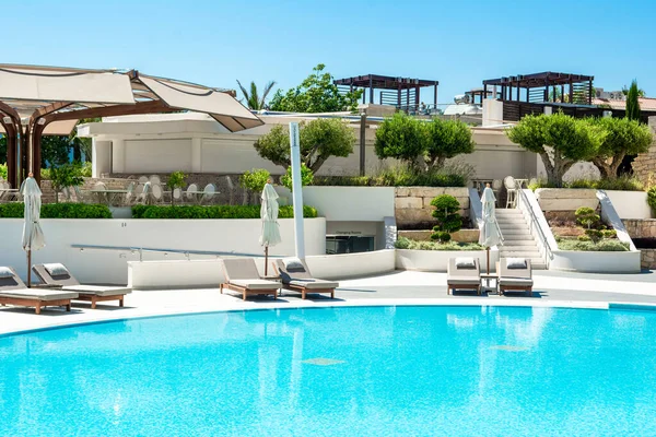 Limasol Kıbrıs Mayıs 2021 Lüks Oteldeki Havuz Alanı Palmiye Ağaçları — Stok fotoğraf