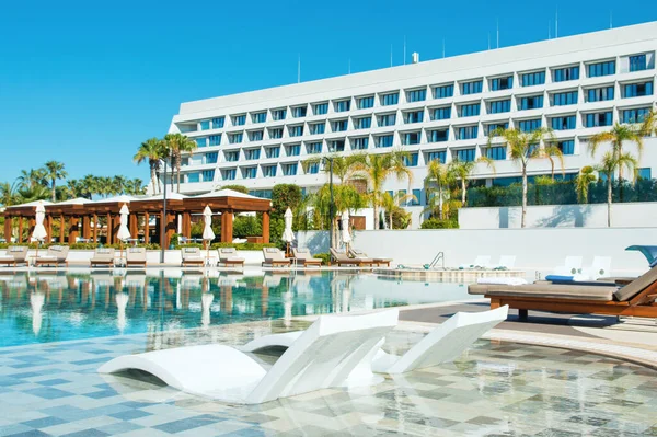 Λεμεσός Κύπρος Μαΐου 2021 Πισίνα Πολυτελές Ξενοδοχείο Ξαπλώστρες Στη Σκιά — Φωτογραφία Αρχείου