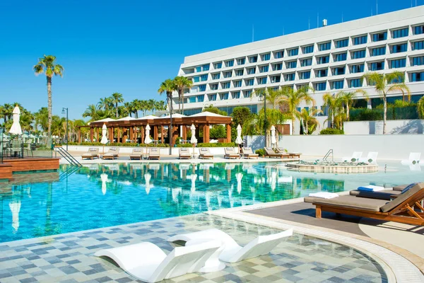 Limassol Cyprus Mei 2021 Zwembad Luxe Modern Hotel Aan Middellandse — Stockfoto