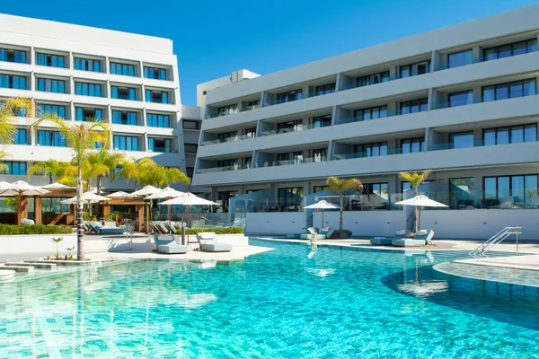 Limassol Zypern Mai 2021 Poolbereich Modernem Luxushotel Der Mittelmeerküste — Stockfoto