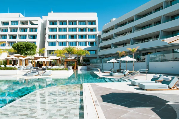 Limassol Cyprus Mei 2021 Zwembad Luxe Modern Hotel Met Ligbedden — Stockfoto