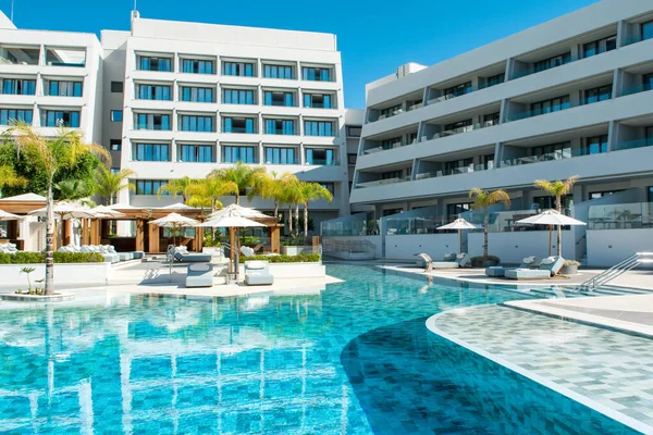 Limassol Cyprus Mei 2021 Zwembad Luxe Modern Hotel Aan Middellandse — Stockfoto