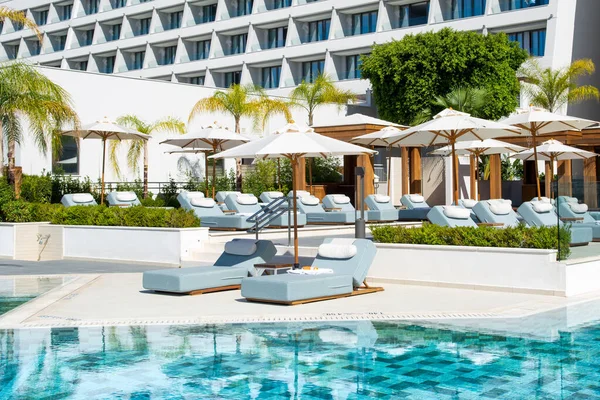 Limassol Chipre Maio 2021 Área Piscina Luxuoso Hotel Moderno Com — Fotografia de Stock