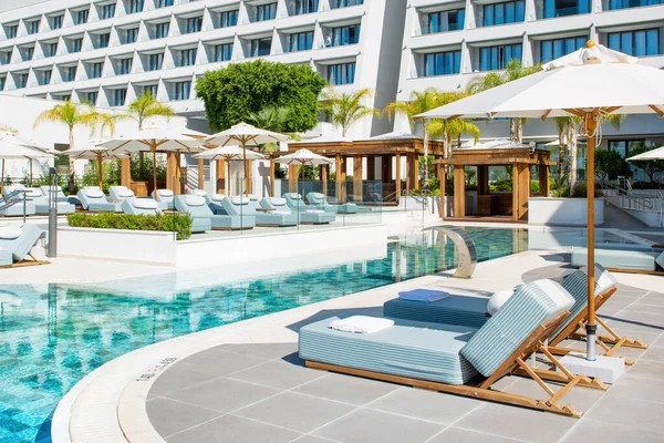 Limassol Cyprus Mei 2021 Zwembad Luxe Modern Hotel Met Ligbedden — Stockfoto