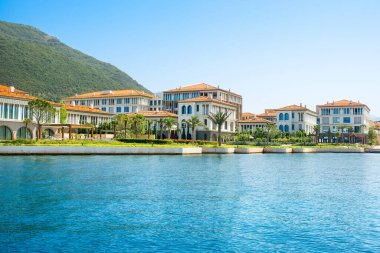 Herceg Novi, Karadağ - 28 Haziran 2021: Boka Körfezi kıyılarındaki Portonovi 'deki lüks tatil beldesinin günbatımı 