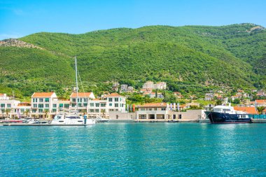 Herceg Novi, Karadağ - 28 Haziran 2021: Poronovi Marina 'nın lüks yatları ve Boka Körfezi kıyılarındaki güzel rıhtım evleri 