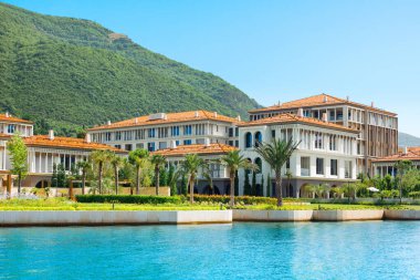 Herceg Novi, Karadağ - 28 Haziran 2021: Boka Körfezi kıyılarındaki Portonovi 'deki lüks tatil beldesinin günbatımı 