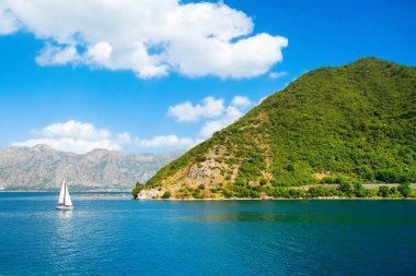 Kotor Körfezi kıyı şeridinin güzel bir yaz manzarası - Boka Körfezi, Karadağ