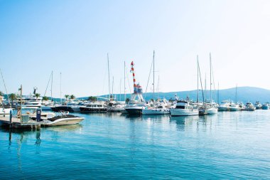 Tivat, Karadağ - 28 Haziran 2021: Porto Karadağ 'daki yat marinasının gün batımı manzarası