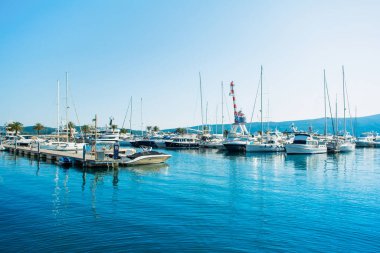 Tivat, Karadağ - 28 Haziran 2021: Porto Karadağ 'daki yat marinasının deniz kenarındaki konutları ve güzel gezinti alanlarıyla gün batımı manzarası