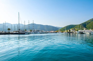 Tivat, Karadağ - 28 Haziran 2021: Porto Karadağ 'daki yat marinasının deniz kenarındaki konutları ve güzel gezinti alanlarıyla gün batımı manzarası