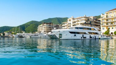 Tivat, Karadağ - 28 Haziran 2021: Porto Karadağ 'daki yat marinasının panoramik gün batımı manzarası