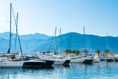 Tivat, Karadağ - 28 Haziran 2021: Porto Karadağ 'daki yat marinasının deniz kenarındaki konutları ve güzel gezinti alanlarıyla gün batımı manzarası