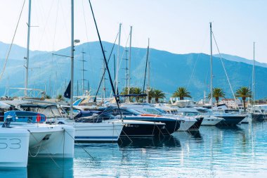 Tivat, Karadağ - 28 Haziran 2021: Porto Karadağ 'daki yat marinasının deniz kenarındaki konutları ve güzel gezinti alanlarıyla gün batımı manzarası