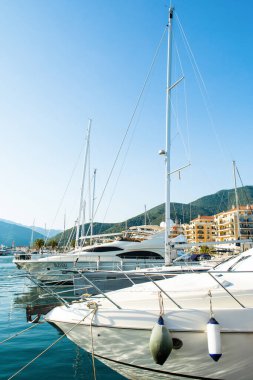 Tivat, Karadağ - 28 Haziran 2021: Porto Karadağ 'daki yat marinasının deniz kenarındaki konutları ve güzel gezinti alanlarıyla gün batımı manzarası