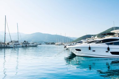 Tivat, Karadağ - 28 Haziran 2021: Porto Karadağ 'daki yat marinasının deniz kenarındaki konutları ve güzel gezinti alanlarıyla gün batımı manzarası