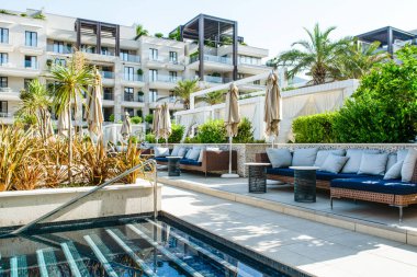 Tivat, Karadağ - 29 Haziran 2021: Adriyatik kıyısındaki Porto Karadağ Marina 'da lüks modern oteldeki havuz alanı