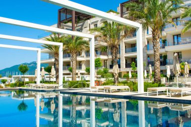 Tivat, Karadağ - 29 Haziran 2021: Adriyatik kıyısındaki Porto Karadağ Marina 'da lüks modern oteldeki havuz alanı
