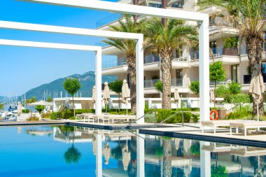 Tivat, Karadağ - 29 Haziran 2021: Adriyatik kıyısındaki Porto Karadağ Marina 'da lüks modern oteldeki havuz alanı