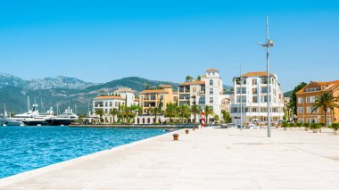 Tivat, Karadağ - 22 Ağustos 2021: Kotor Körfezi kıyısındaki Tivat 'ta Picturesque rıhtımı - Boka Körfezi