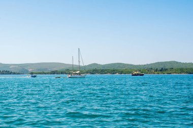Kotor Körfezi kıyı şeridinin güzel bir yaz manzarası - Boka Körfezi, Karadağ