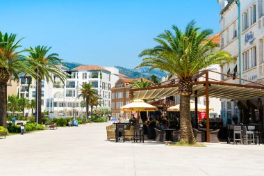 Tivat, Karadağ - 16 Temmuz 2021: Kotor Körfezi kıyısındaki Tivat 'ta Picturesque rıhtımı - Boka Körfezi