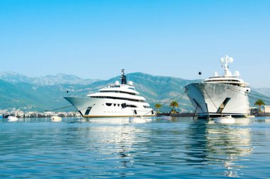 Porto Karadağ, Tivat, Karadağ 'daki yat marinasının gün batımı manzarası