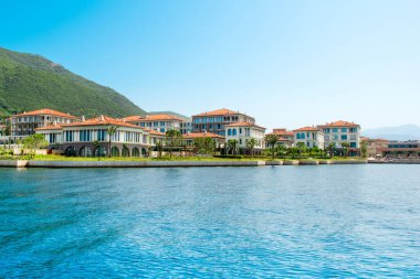 Herceg Novi, Karadağ - 28 Haziran 2021: Boka Körfezi kıyılarındaki Portonovi 'deki lüks tatil beldesinin günbatımı 