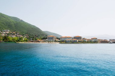 Herceg Novi, Karadağ - 28 Haziran 2021: Boka Körfezi kıyılarındaki Portonovi 'deki lüks tatil beldesinin günbatımı 