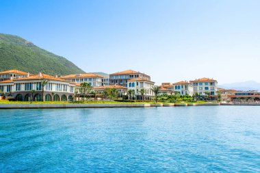 Herceg Novi, Karadağ - 28 Haziran 2021: Boka Körfezi kıyılarındaki Portonovi 'deki lüks tatil beldesinin günbatımı 