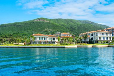 Herceg Novi, Karadağ - 28 Haziran 2021: Boka Körfezi kıyılarındaki Portonovi 'deki lüks tatil beldesinin günbatımı 