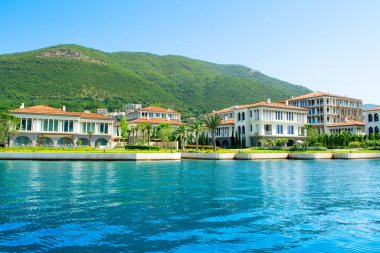 Herceg Novi, Karadağ - 28 Haziran 2021: Boka Körfezi kıyılarındaki Portonovi 'deki lüks tatil beldesinin günbatımı 