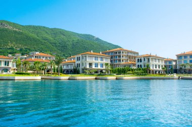 Herceg Novi, Karadağ - 28 Haziran 2021: Boka Körfezi kıyılarındaki Portonovi 'deki lüks tatil beldesinin günbatımı 